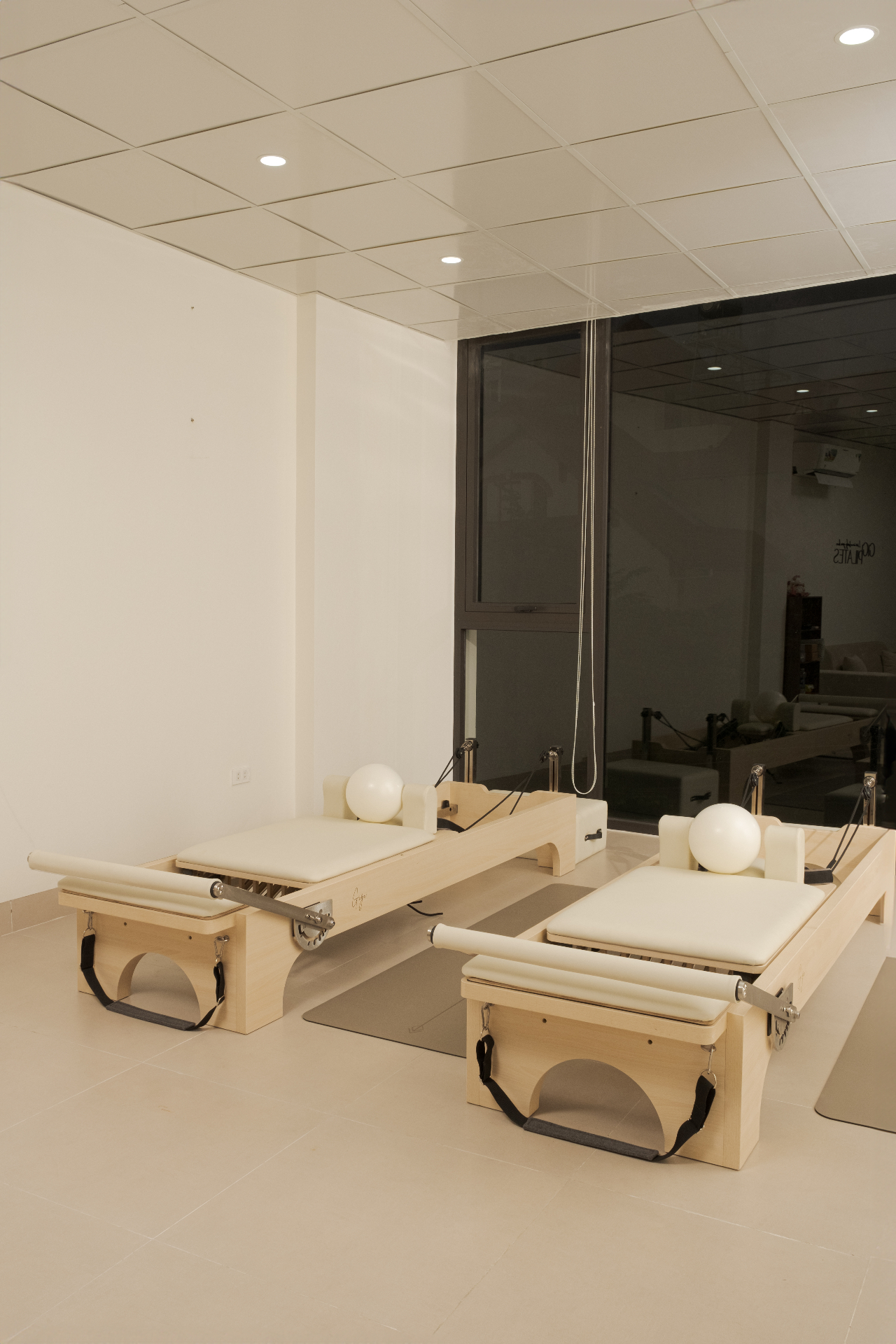 Hai máy reformer trong không gian studio GiGi Pilates