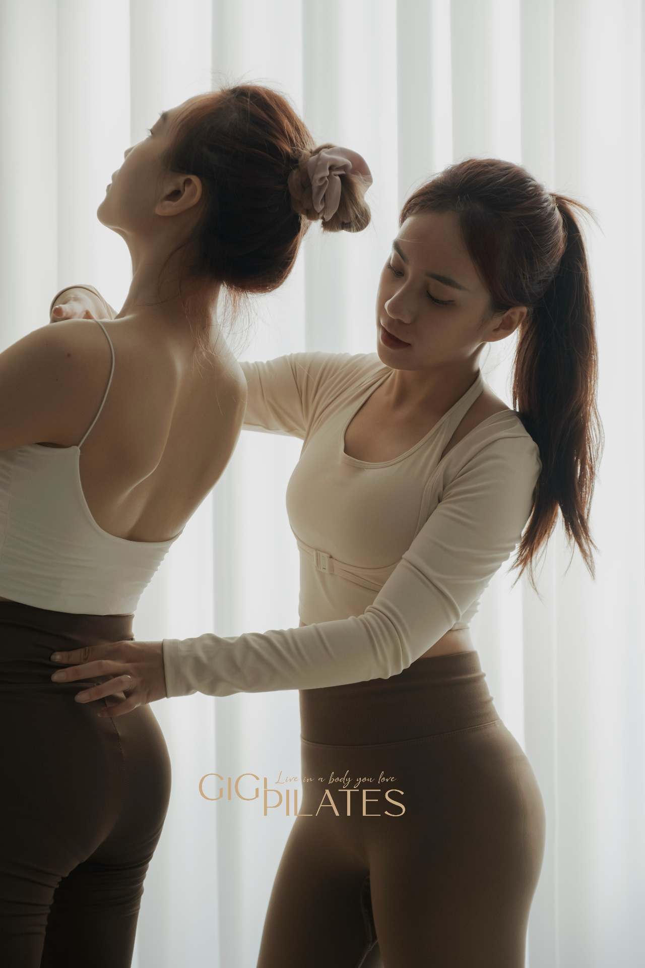 Huấn luyện viên căn chỉnh tư thế cho học viên tại GiGi Pilates